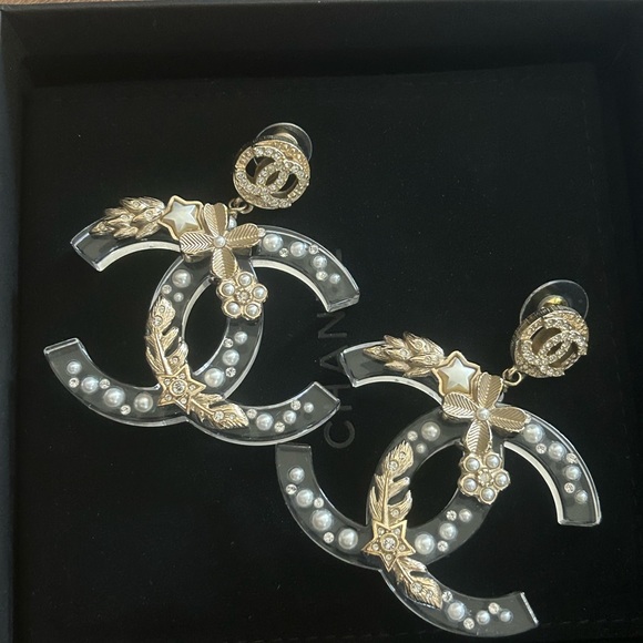 SOLD Stunning Chanel 2019K Winter Earrings - Picture 2 of 4